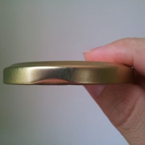 Seitensicht Golddeckel zu Honigglas 250 g